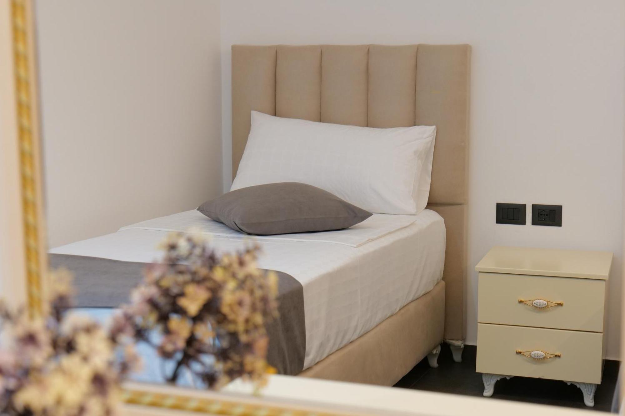 Hotel Celaj Вльора Екстер'єр фото